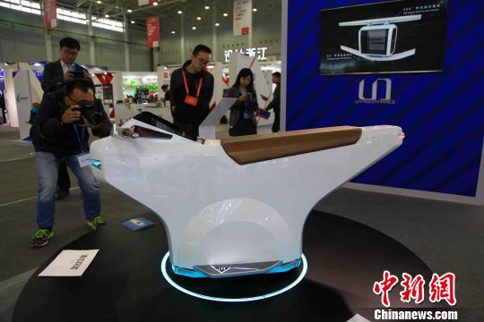 第二届中国工业设计展览会现场展示的智能电动单骑产品 张畅 摄