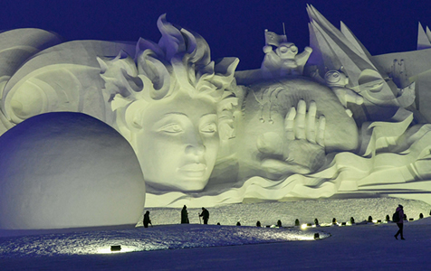  哈尔滨：雪博会大型主塑《星河之旅》落成迎客